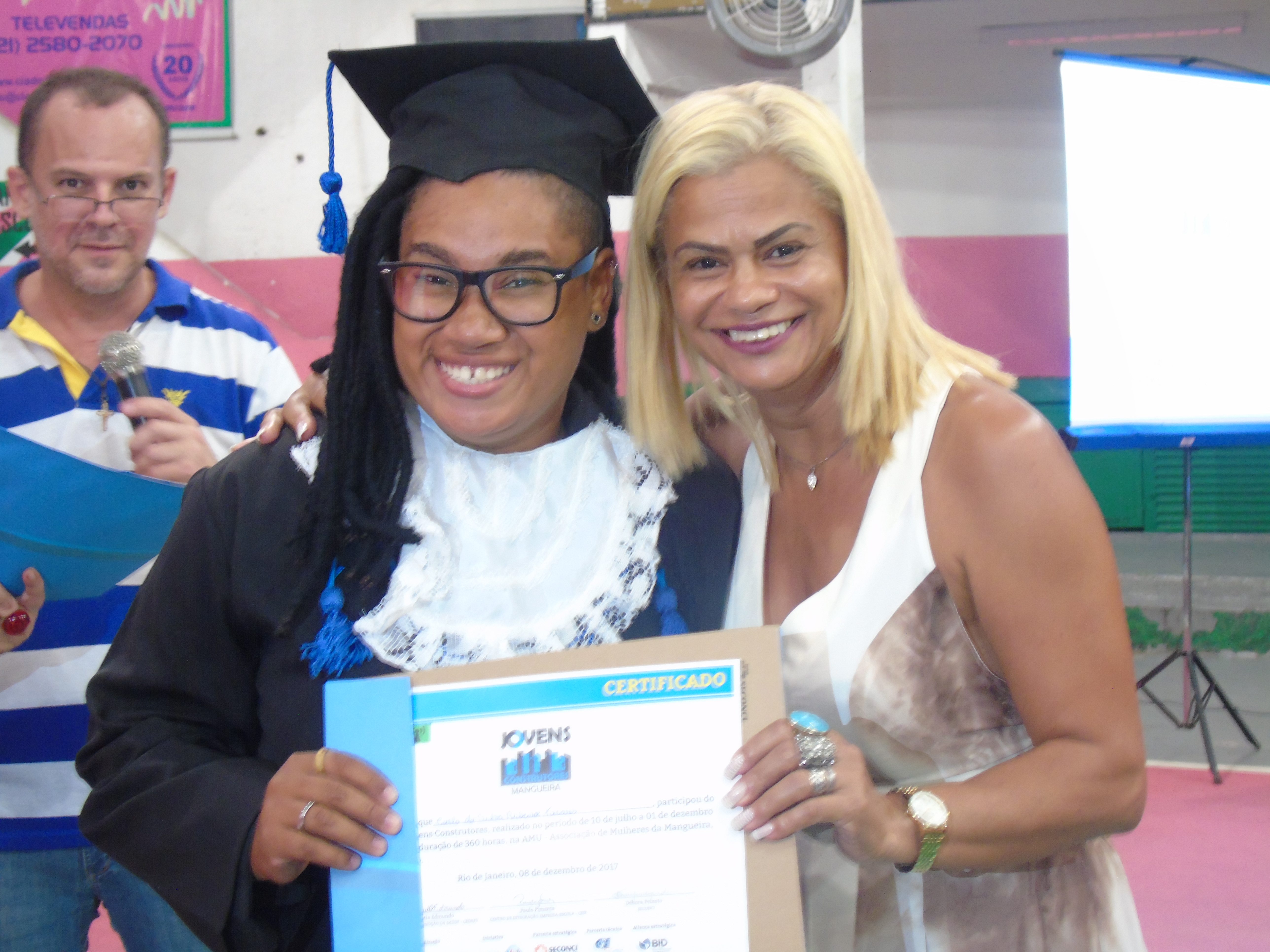 Lubines entregando certificado Jovens Construtores